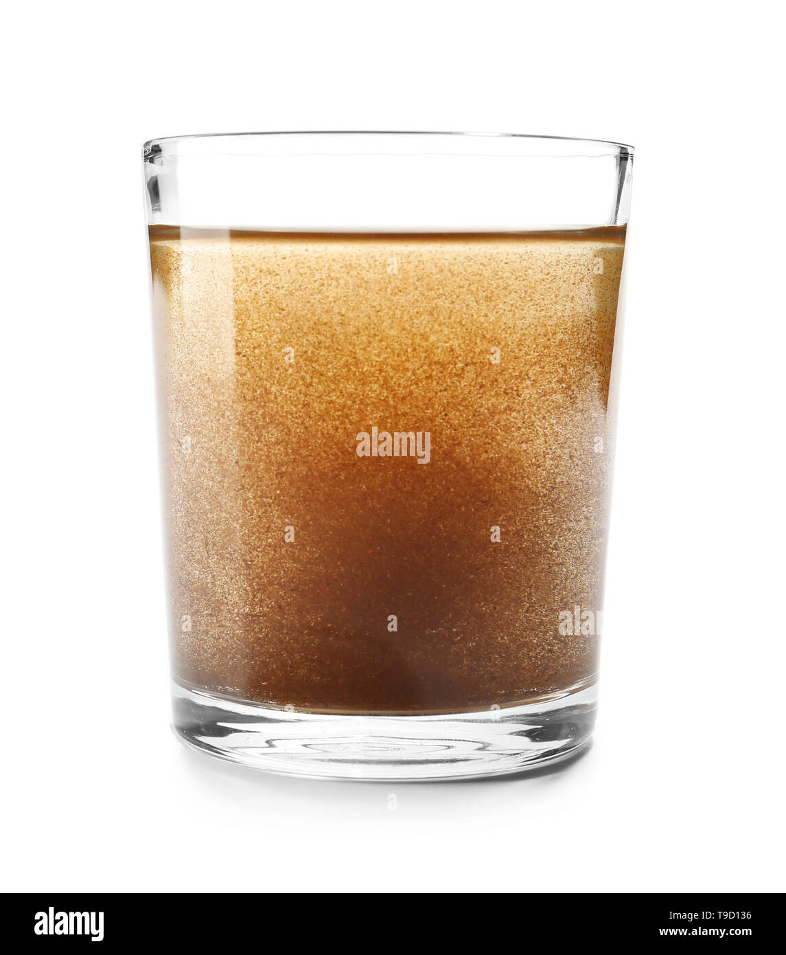 Glas schmutziges Wasser auf weißem Hintergrund Stockfoto