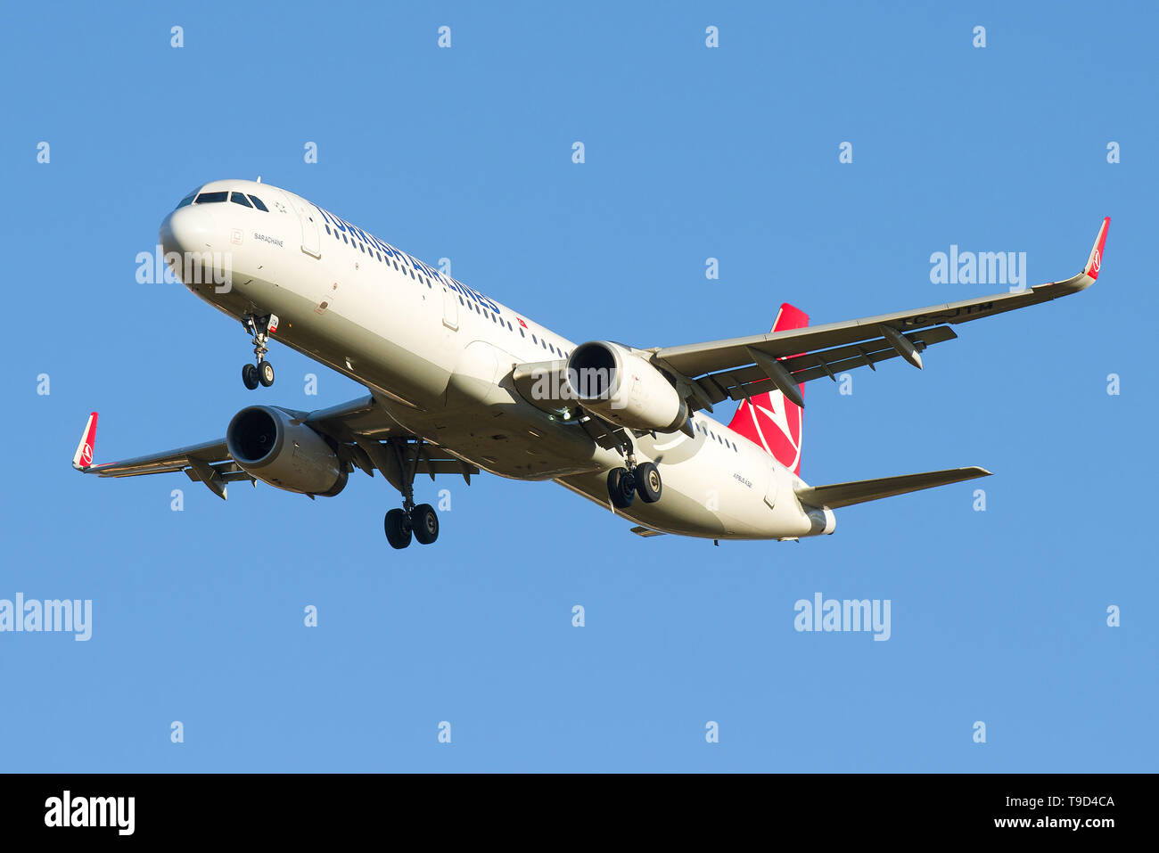 ST. PETERSBURG - Oktober 25, 2018: Der Airbus A 321-200 (TC-JTM) der Turkish Airlines auf einem Weg in der Nähe gleiten bis Stockfoto