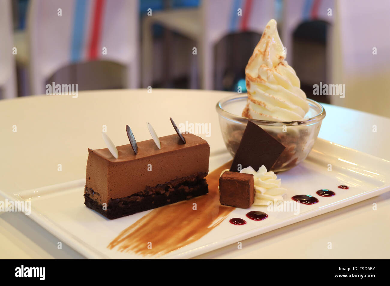 Platte von Mousse au chocolat Torte mit Vanille Softeis Stockfoto