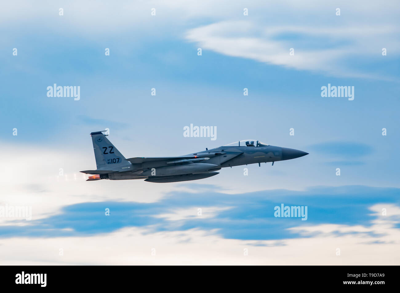 Ein US Air Force F-15C Eagle zu der 44th Fighter Squadron bei Kadena Air Base, Japan, nimmt während der Übung nördlichen Rand, 14. Mai 2019, bei Eielson Air Force Base, Alaska. Einheiten die Teilnahme an NE 19 haben Zugriff auf den gemeinsamen Pacific Alaska Range Komplex, der einer der größten Training liegt in der Welt, mit rund 65.000 Quadratkilometern der verfügbaren Luftraum; 2500 Quadratkilometer Land und 3.900 Seemeilen von Oberfläche, Untergründe und darüberliegenden Luftraum. (U.S. Air Force Foto: Staff Sgt. Micha, Anthony) Stockfoto