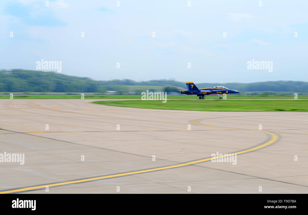 190517-N-JH 293-1618 Cape Girardeau, Mo (17. Mai 2019) Lt.Cmdr. Brandon Hempler, Lead solo Piloten der US-Navy Flight demonstration Squadron zugeordnet, die Blue Angels, landet ein F/A-18 Hornet während der 2019 Cape Girardeau Air Festival "Freunde und Familie", 17. Mai 2019. Das Festival ist ein Zeitvertreib im Mittleren Westen der USA, die einladende hat Tausende von Luftfahrtfans auf den Bereich seit 1995. (U.S. Marine Foto von Mass Communication Specialist 1. Klasse Chris Williamson/Freigegeben) Stockfoto