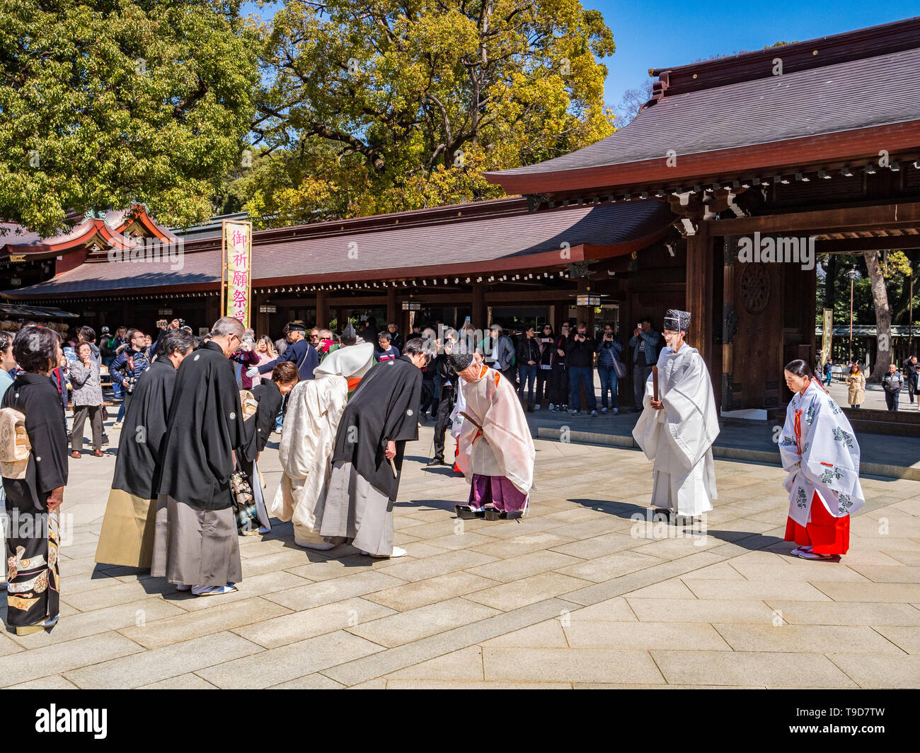 24. März 2019: Tokyo, Japan - Teil eines traditionellen Shinto Trauung an der Meiji Jingu-Schrein in Tokio. Stockfoto