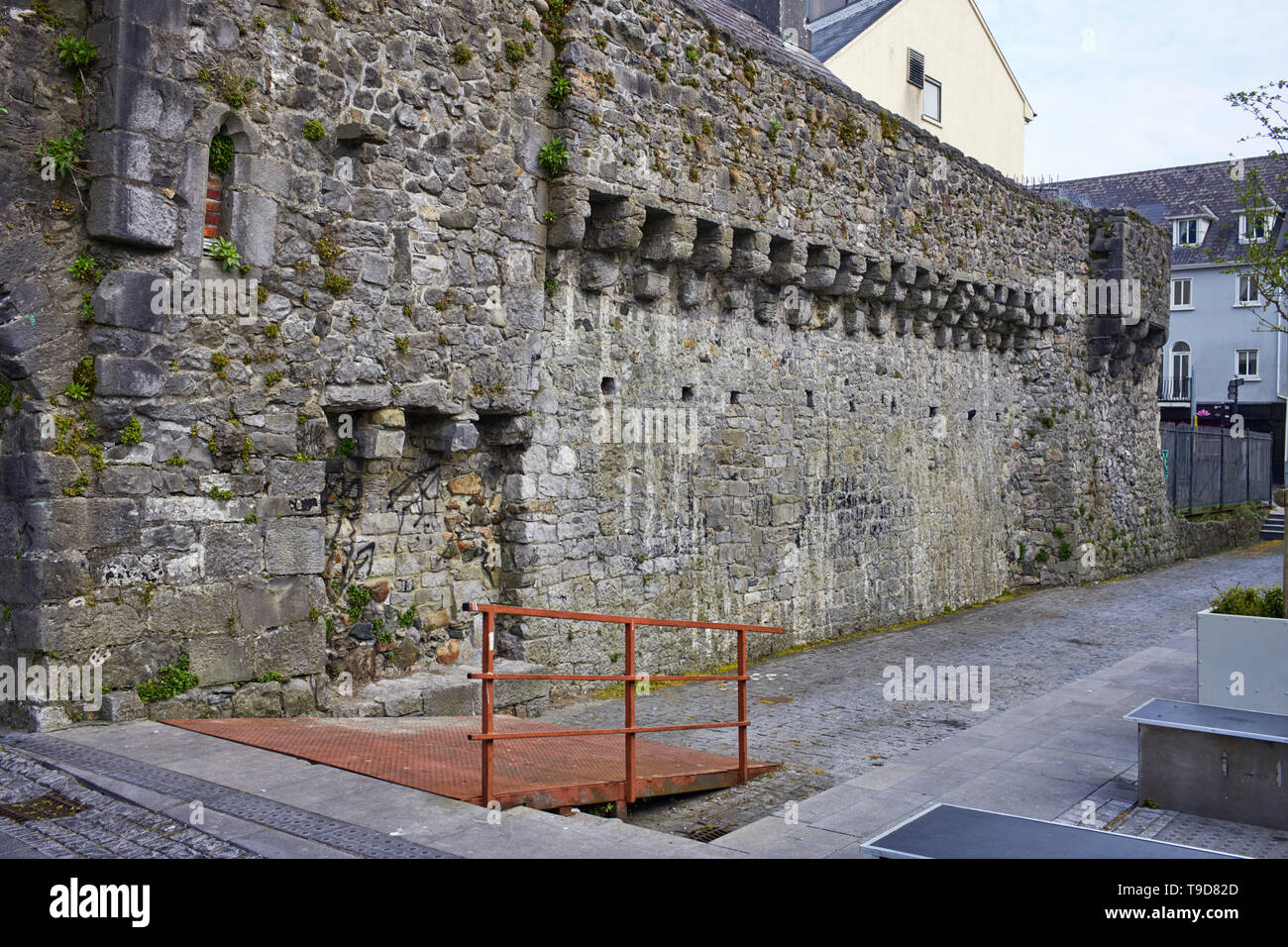 Die ursprüngliche defensive Steinmauern in Galway in der Nähe von Spanish Arch und das Museum Stockfoto