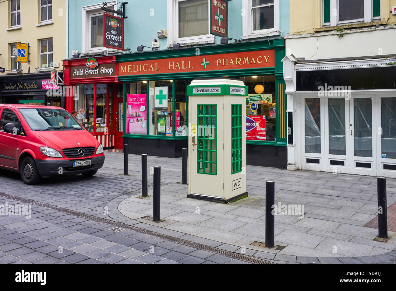 Eine alte irische phonebox jetzt als ein defibrillator in Killarney, Irland Stockfoto