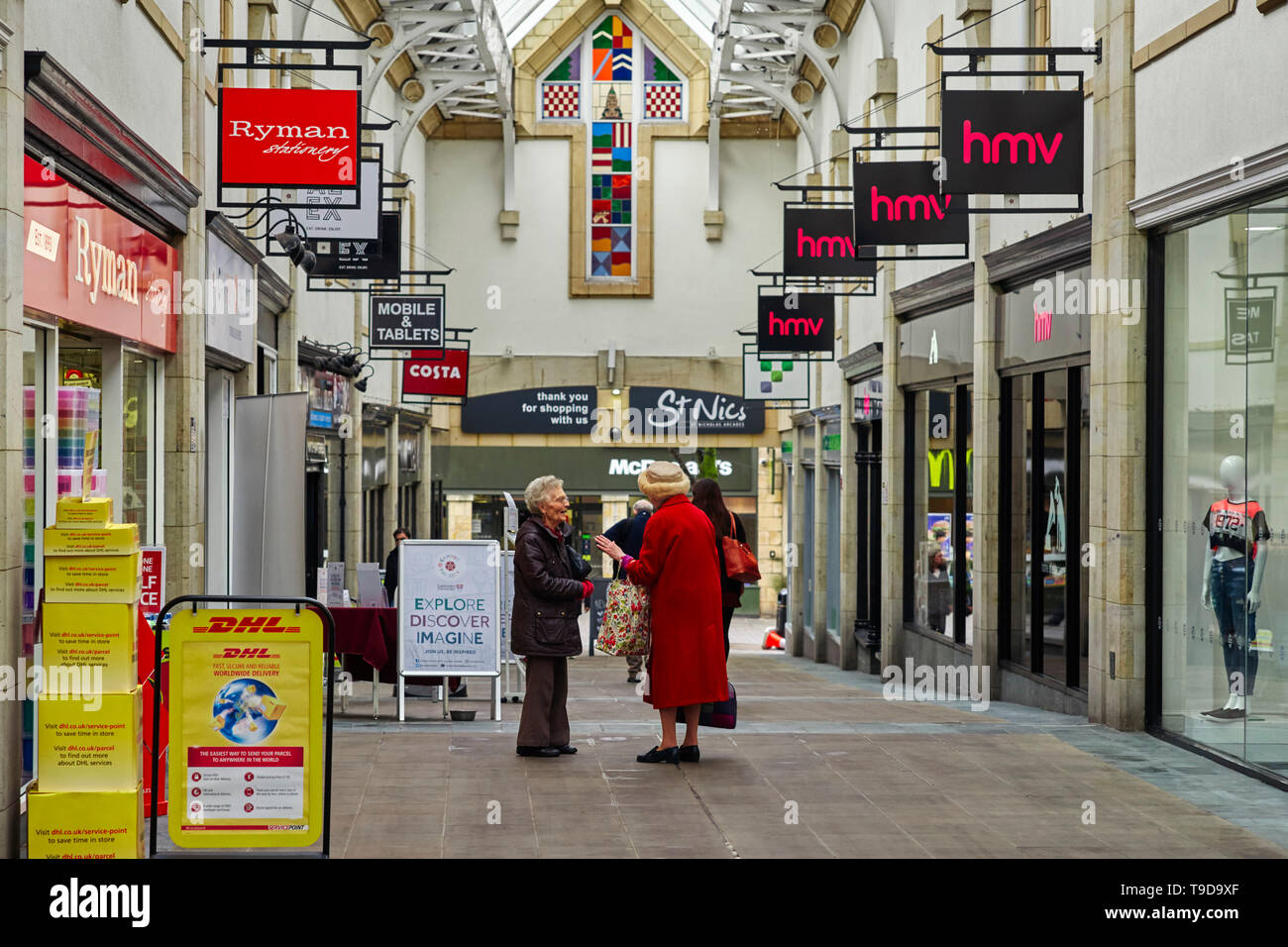Zwei ältere Frauen Chatten in einem Einkaufszentrum in Lancaster, Großbritannien Stockfoto
