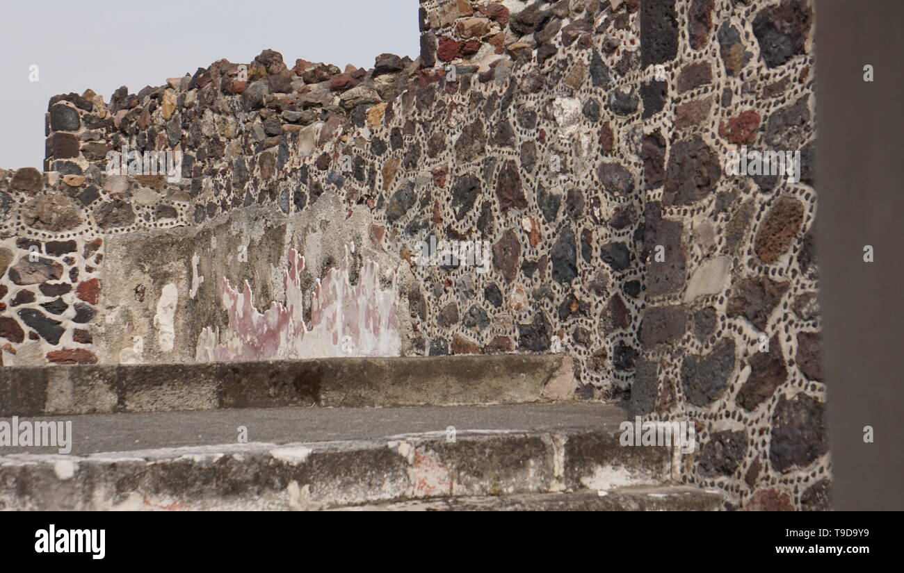 Alte Mauern von Téotihuacan, "Stadt der Götter", während der voraztekischen und präkolumbianischen Ära gebaut, und touristische Stätte. In Der Nähe Von Mexiko-Stadt, Mexiko. Stockfoto