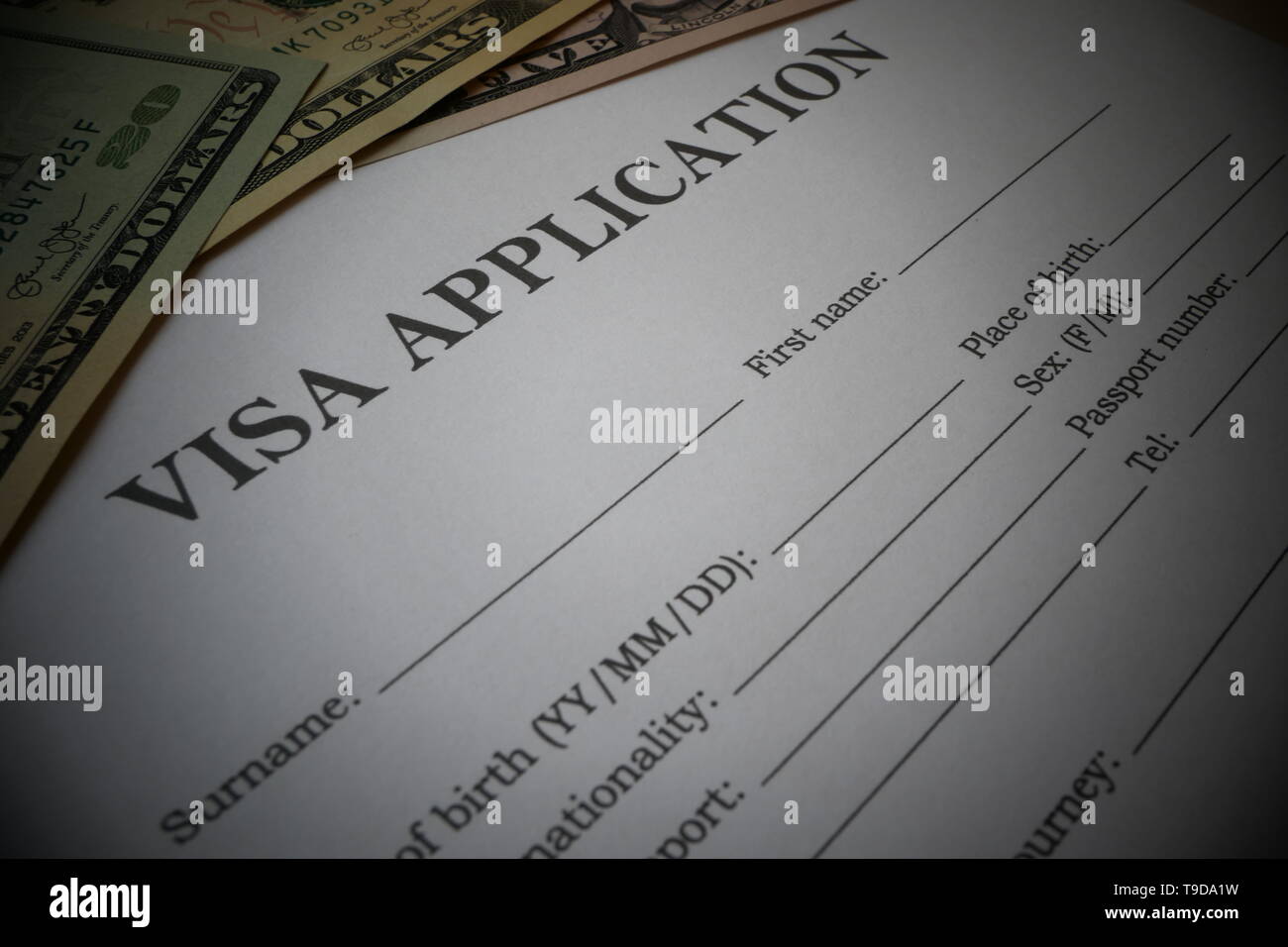 Visa Application Form mit einigen US-Dollar Noten, Illustration für die Zahlung der Gebühren von ausländischen Bürgern. Stockfoto