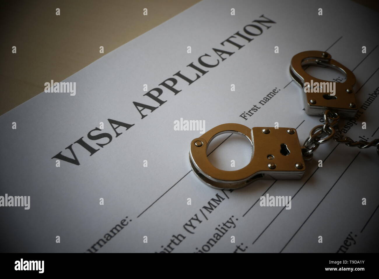 Visa Application Form mit Handschellen, Illustration für die missbräuchliche Verwendung von gefälschten Visa Stockfoto