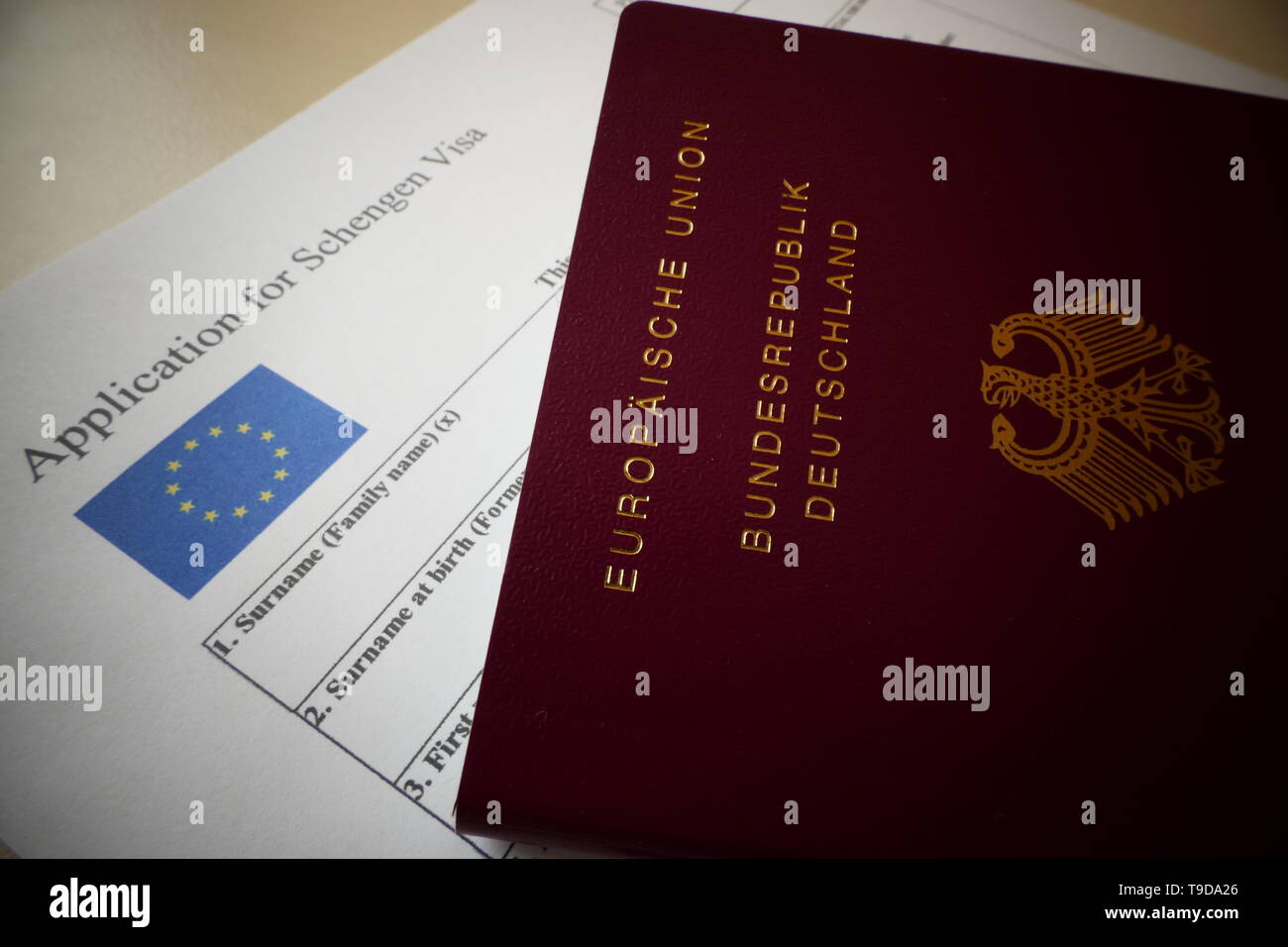EU Schengen Visa Application Form mit einem deutschen Pass, ein Dokument für die Einreise in die Europäische Union. Stockfoto