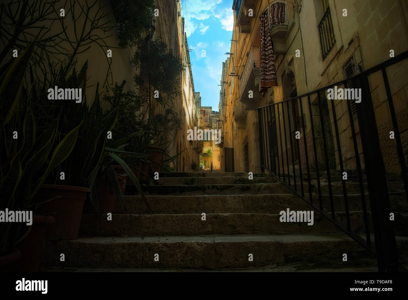 Jahrgang Straße in der Altstadt von Cospicua, Malta. Ein typisches Treppenhaus und alten schmalen Straße in Cospicua, Malta Stockfoto