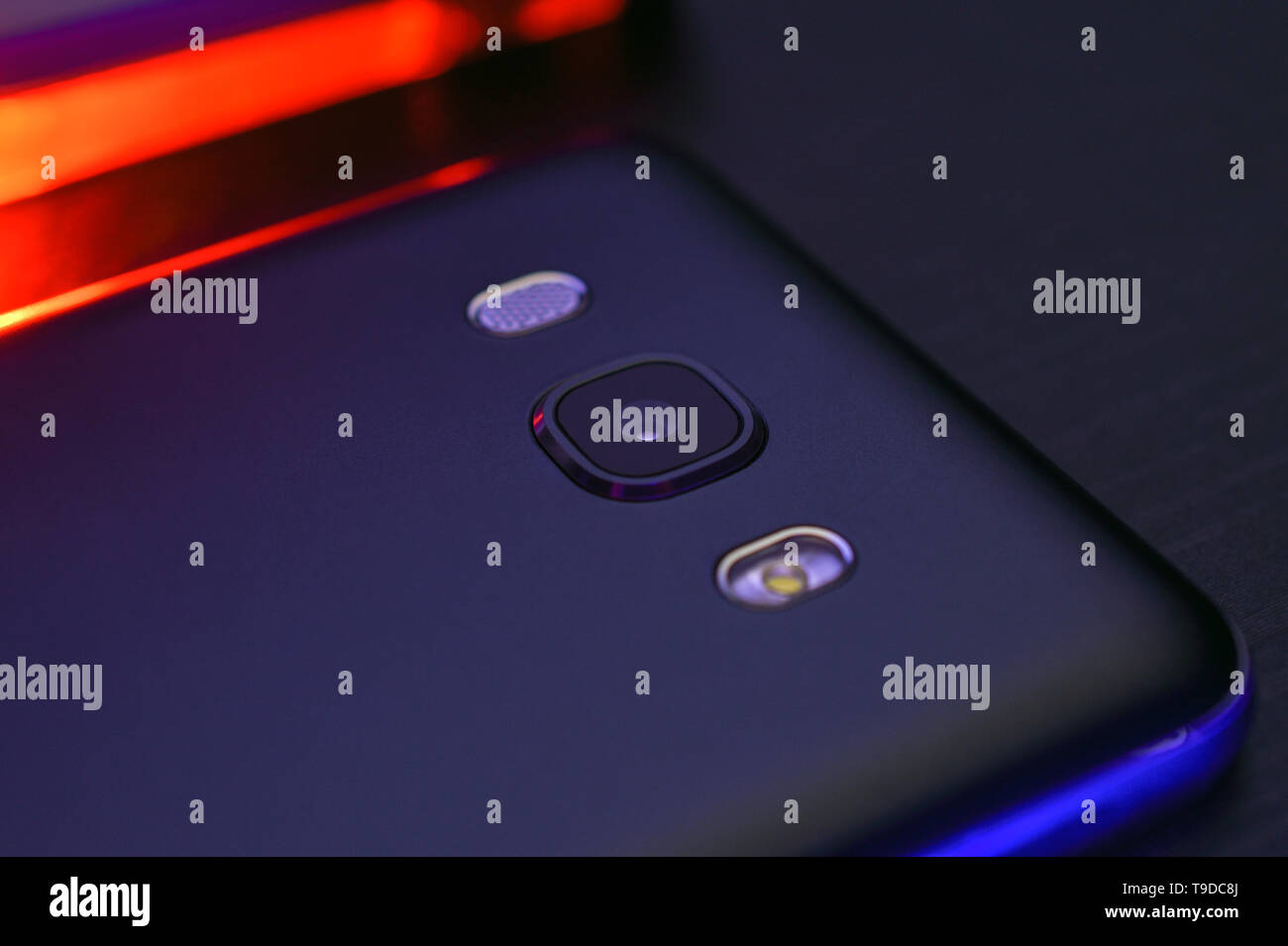 Close-up Black Phone Case mit Kreativen blaue und rote Hintergrundbeleuchtung. Makro Fotografie horizontal Stockfoto