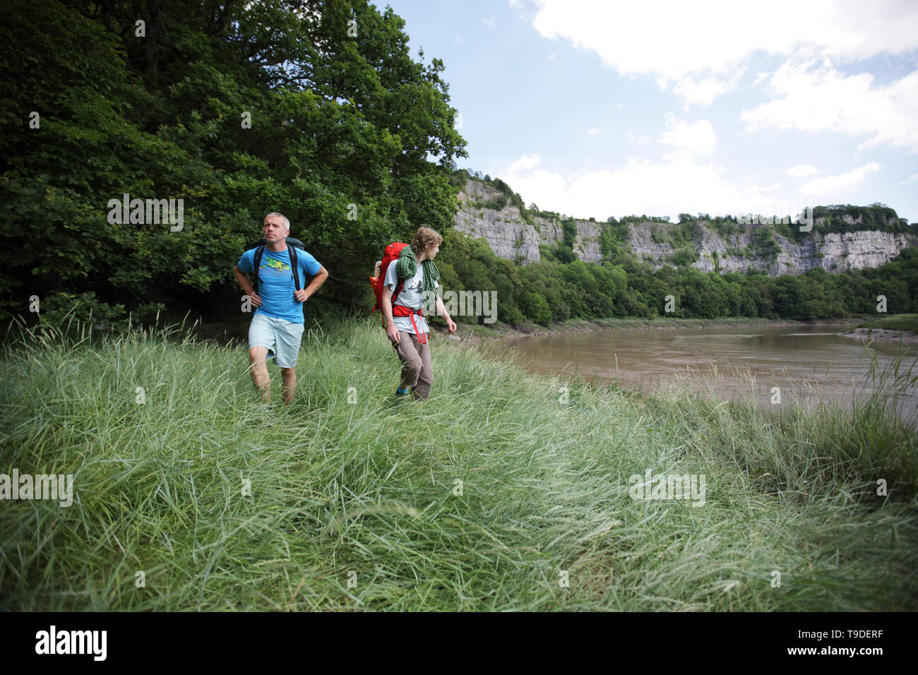 Zwei männliche Kletterer feiern ihren erfolgreichen Aufstieg an Lancaut Klippen auf dem England/Wales Grenze. Stockfoto