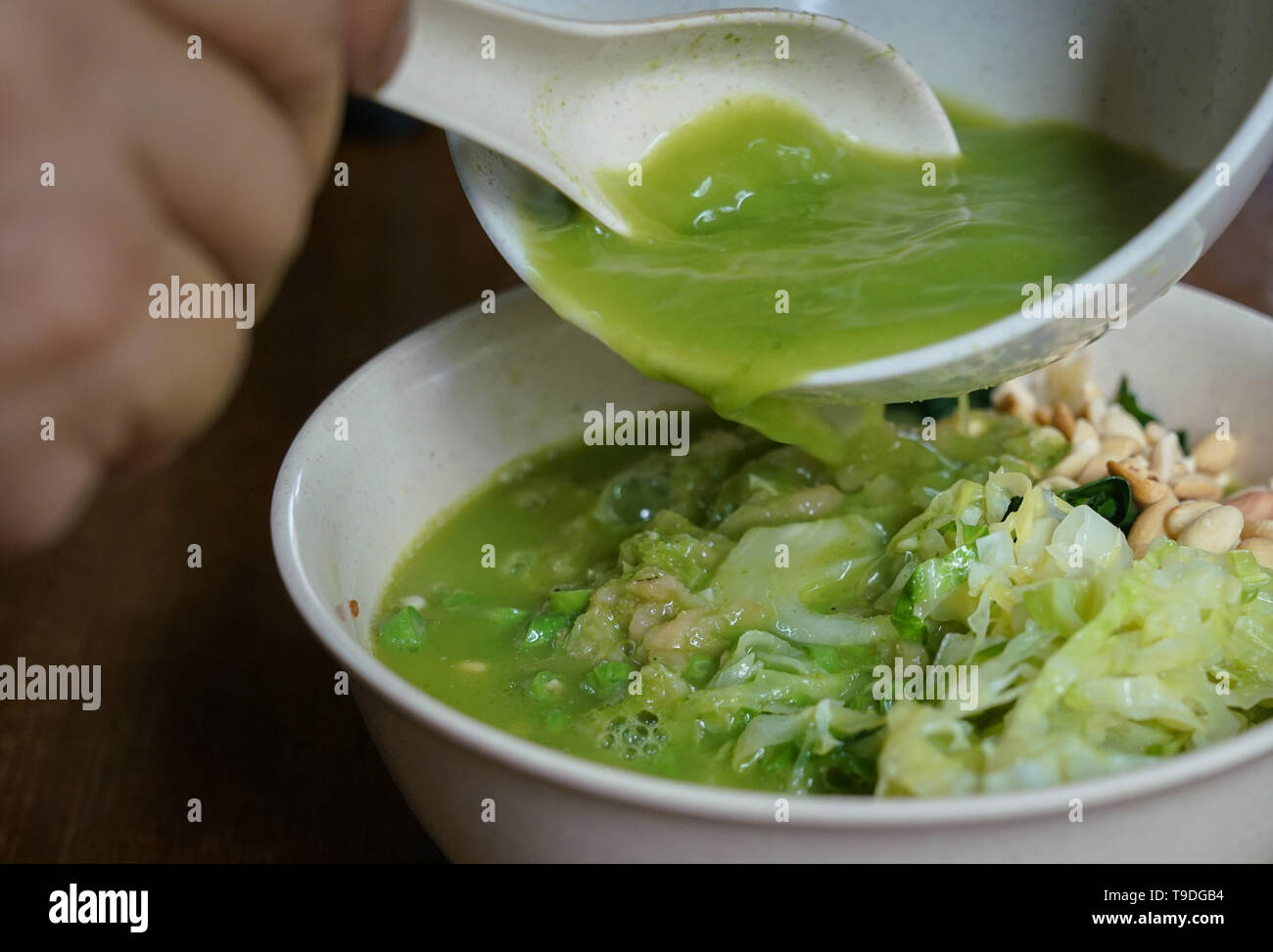 Lei Cha oder gemahlen Kaffee, einem traditionellen Südlichen Chinesischen Tee-trinken oder grue, Chinesischen Hakka food Stockfoto