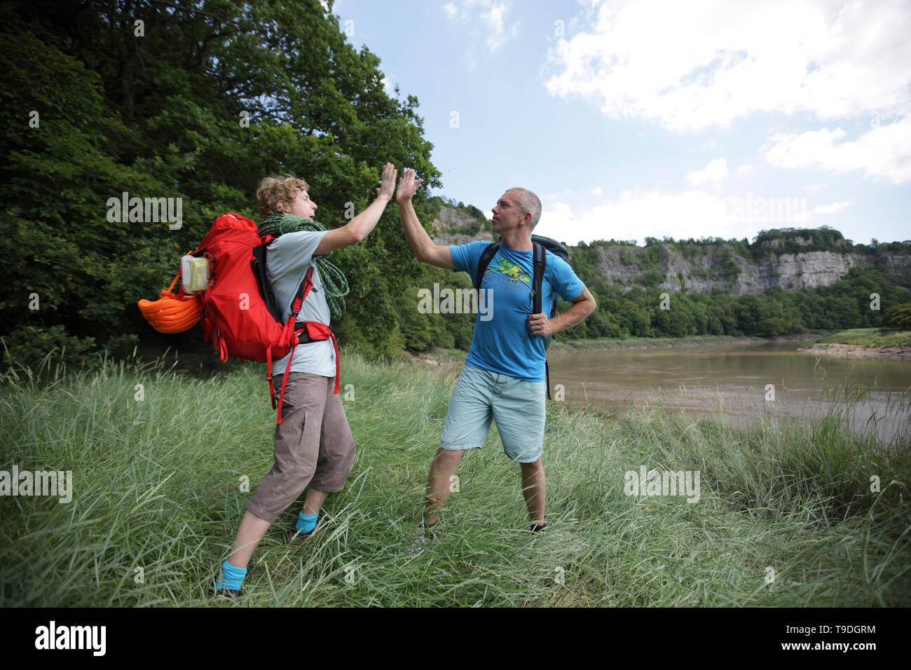 Zwei männliche Kletterer hoch fünf Ihren erfolgreichen Aufstieg an Lancaut Klippen auf dem England/Wales Grenze zu feiern. Stockfoto