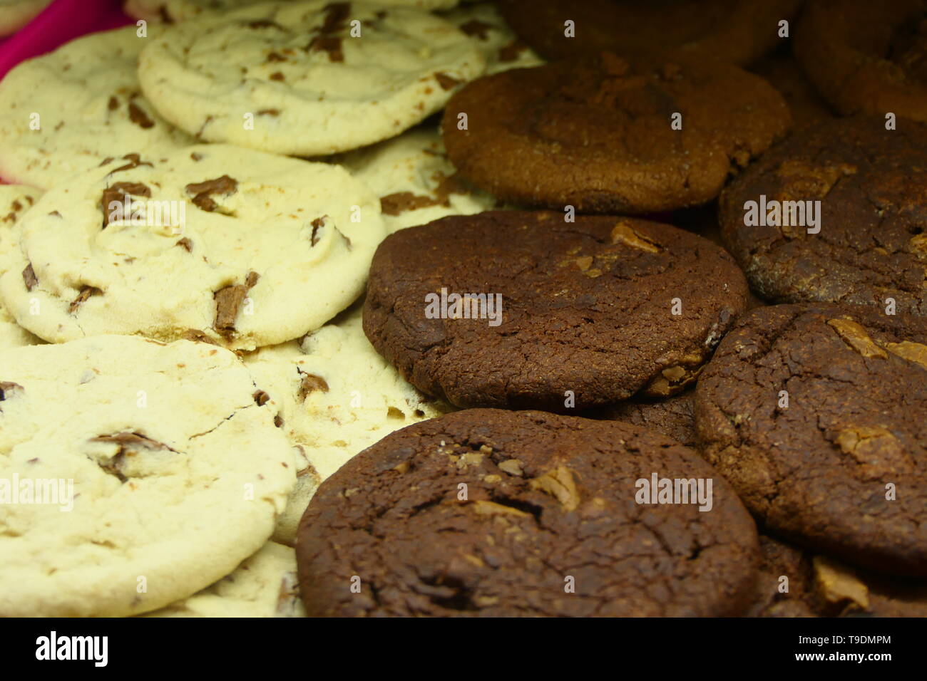 Braune und weiße choco Cookies, lecker Keks Schokolade Gebäck, serviert auf einem Teller Stockfoto