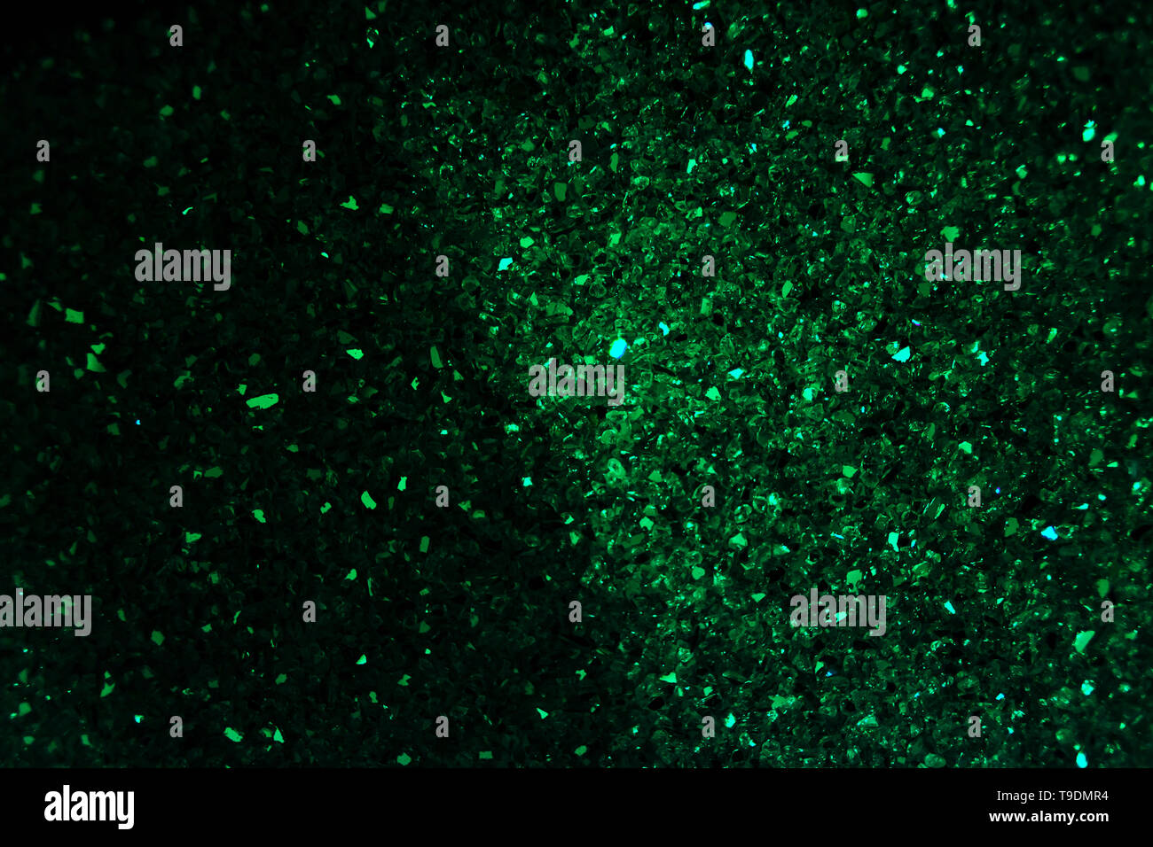 Dunkle abstrakt grün Hintergrund von Steinen und glänzenden Kristall Stockfoto
