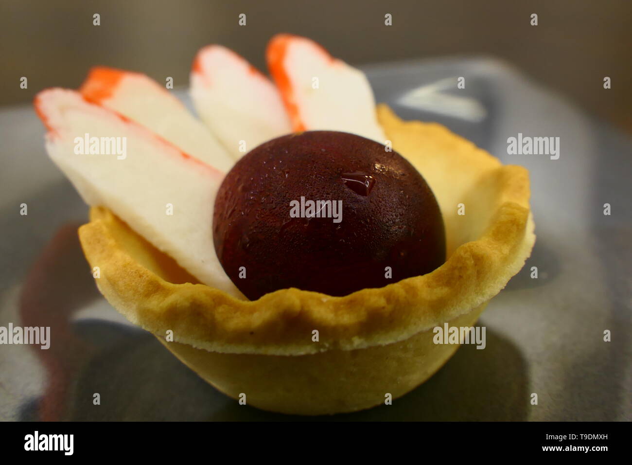 Ein kleiner Fisch Petit mit Rote-bete-ball und einige Stücke von fischstäbchen Stockfoto