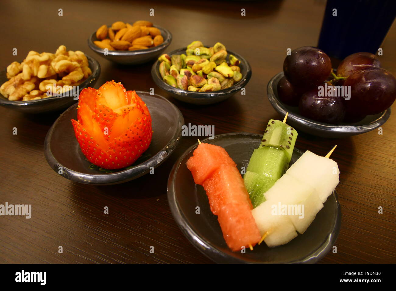 Schalen mit einem Mix aus verschiedenen Nüssen und Früchten. Stockfoto