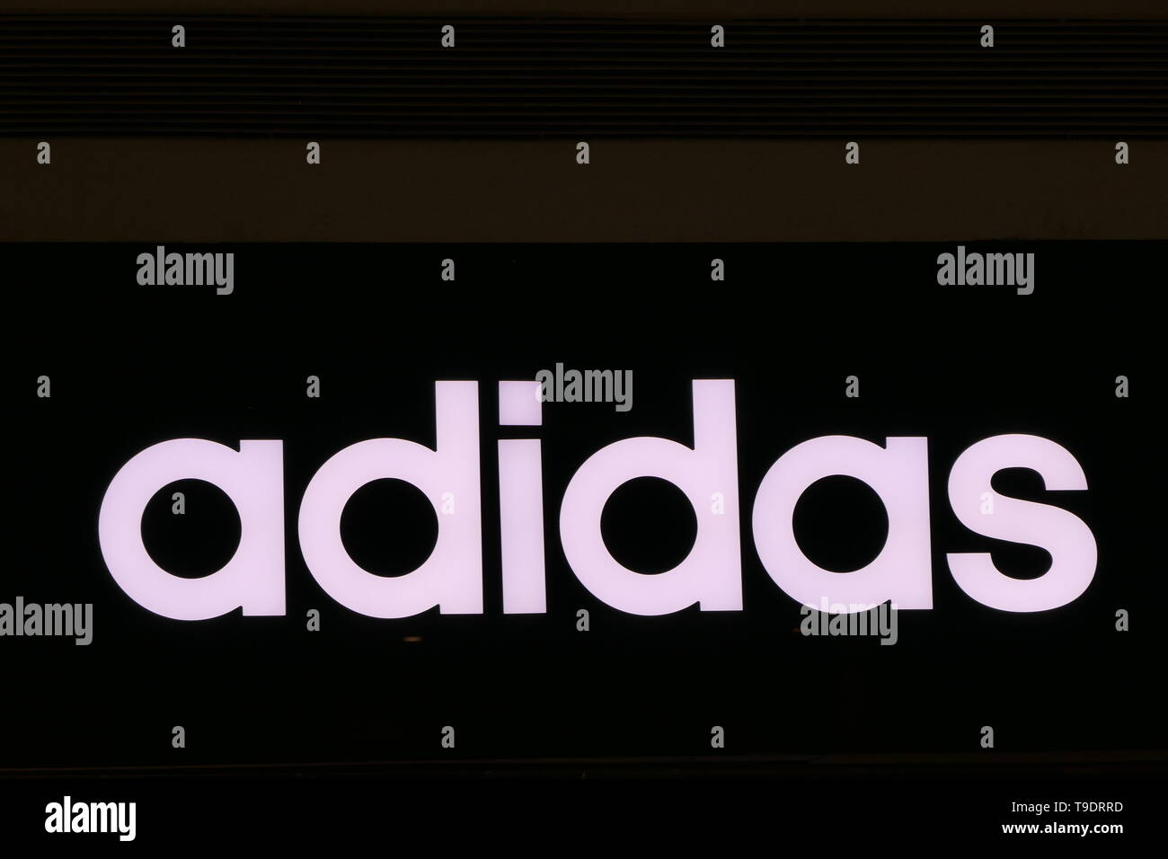 RIYADH, Saudi-Arabien - 17. Dezember 2018: Logo der Marke Adidas Stockfoto