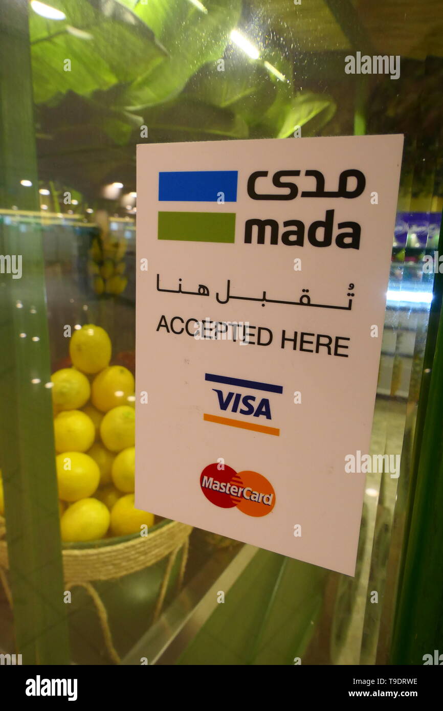 RIYADH, Saudi-Arabien - 18. Dezember 2018: Zeichen der Mada hier akzeptiert, eine lokale elektronische Saudi Payment System Stockfoto