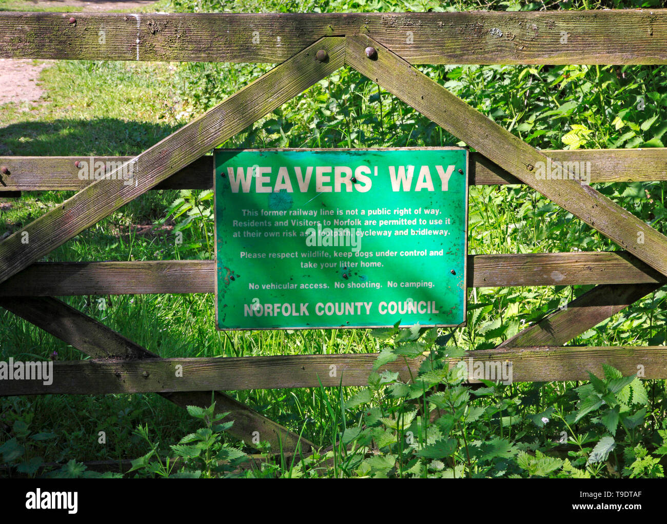 Ein Hinweisschild freizügigen Rechte für Benutzer der Weber weg lange Strecke Fußweg an Felmingham, Norfolk, England, Vereinigtes Königreich, Europa. Stockfoto