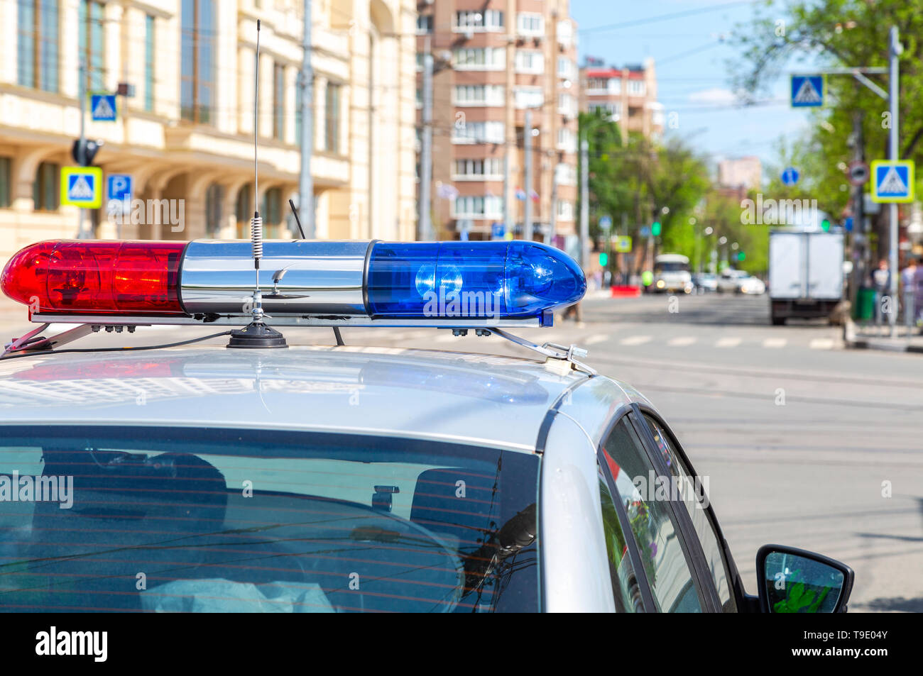 In der Nähe der bunten Lichter auf ein Polizeifahrzeug. Rundumleuchten Polizei Auto. Selektiver Fokus Stockfoto