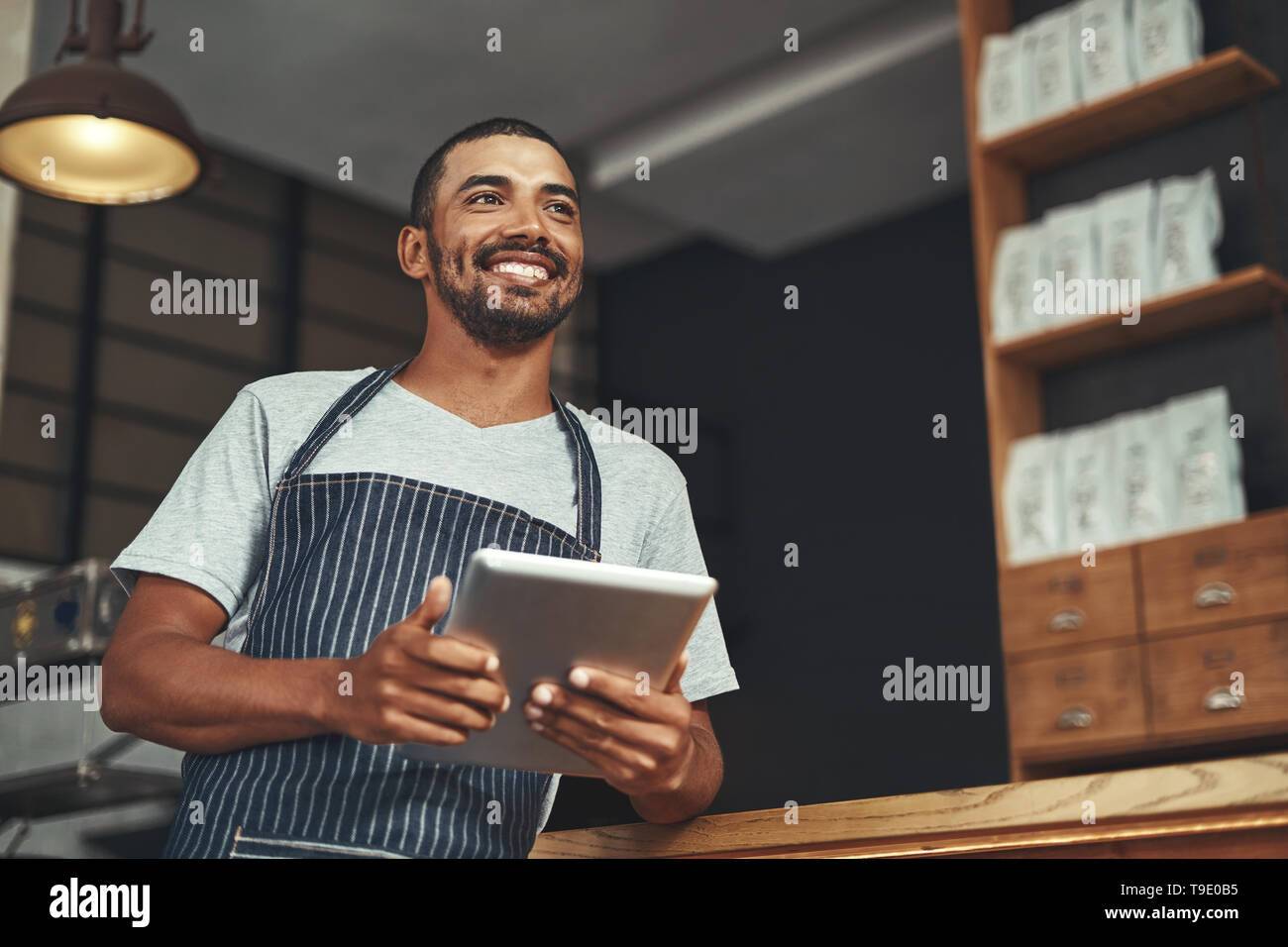 Portrait einer jungen Unternehmer in seinem Cafe Stockfoto
