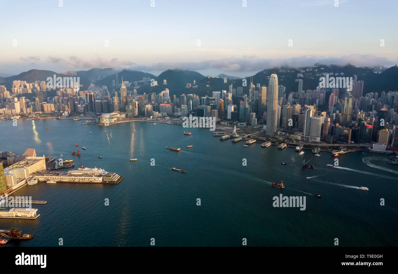 Antenne auf Victoria Harbour und die zentralen Finanzviertel, Hongkong, China. Stockfoto