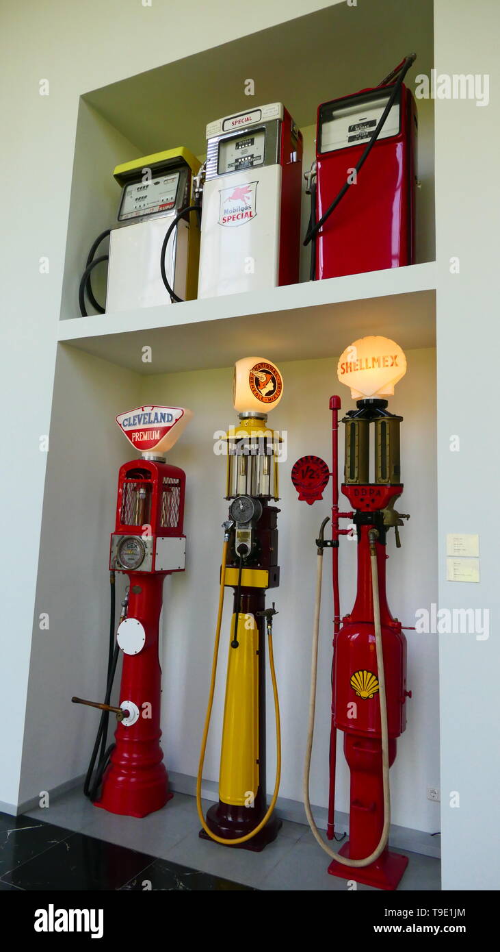 Den Haag, Niederlande - 21 April, 2019: eine Sammlung von historischen und alten Tankstellen, in der berühmten Louwman Museum Stockfoto