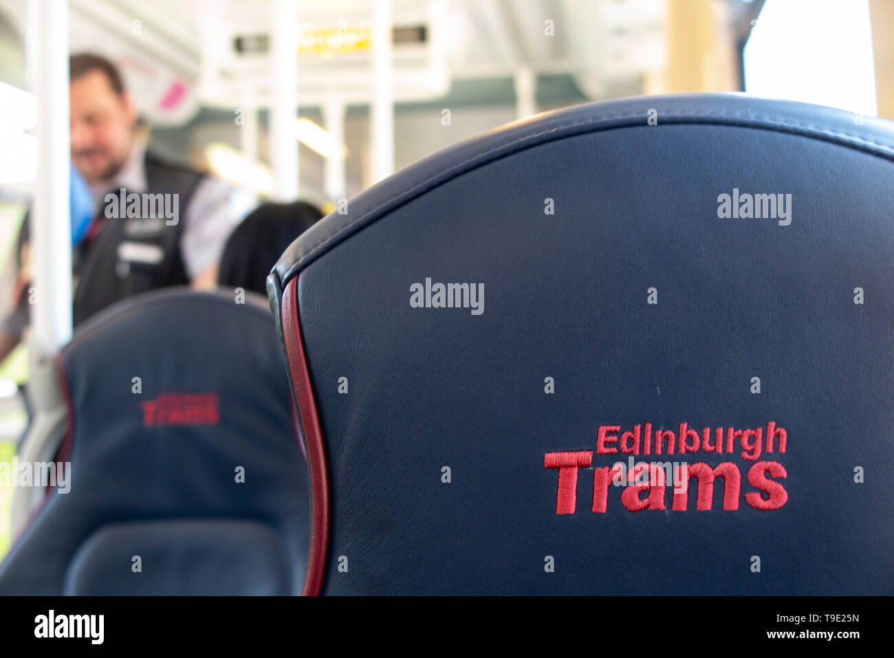 Die inneren Komponenten der Edinburgh Tram mit dem gestickten Logo auf dem Sitz Stockfoto