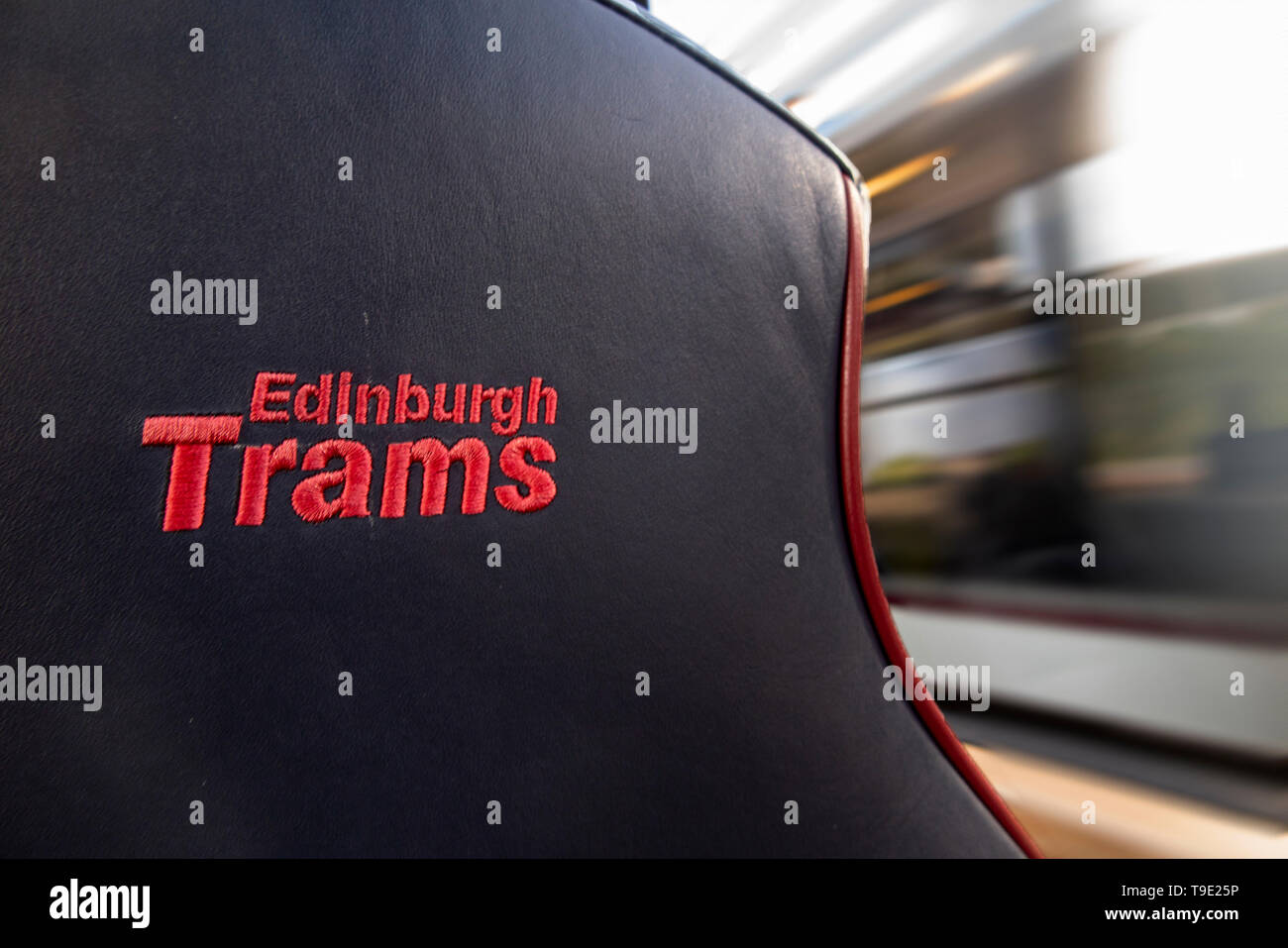 Die inneren Komponenten der Edinburgh Tram mit dem gestickten Logo auf dem Sitz Stockfoto