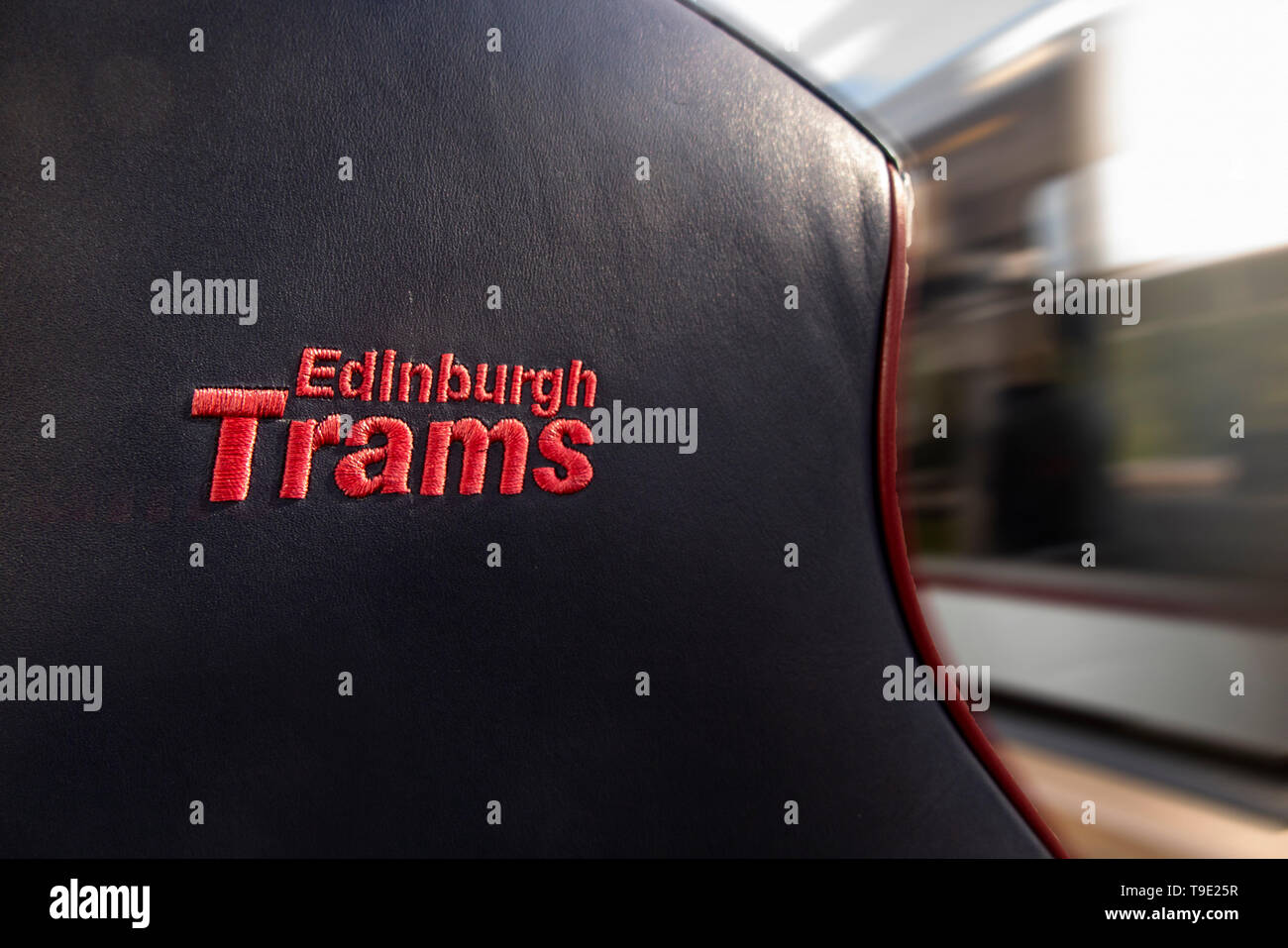 Die inneren Komponenten der Edinburgh Tram mit dem gestickten Logo auf dem Sitz Stockfoto