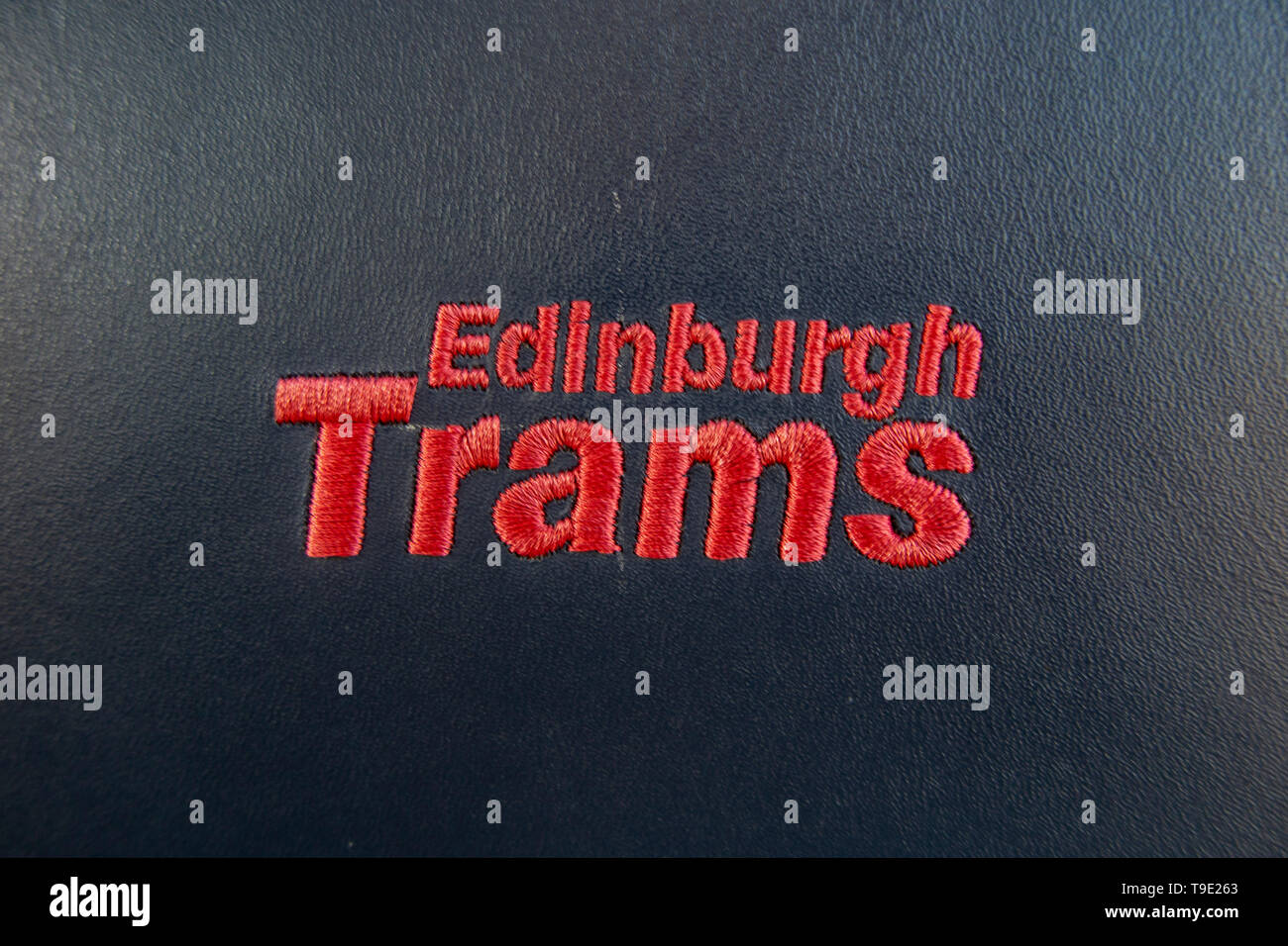 Die inneren Komponenten der Edinburgh Tram mit dem gestickten Logo auf dem Sitz Stockfoto