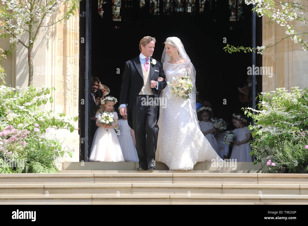 Brautpaar Thomas Kingston und Lady Gabriella Windsor gehen Sie die Schritte der Kapelle nach ihrer Hochzeit in St. George's Chapel in Windsor Castle. Stockfoto