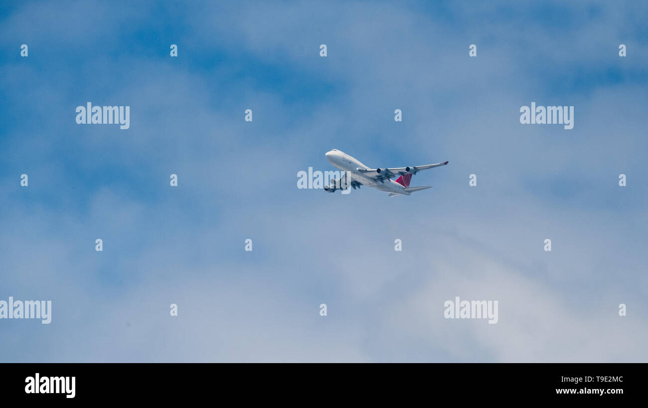 Air Cargo Global Boeing 747-433 OM-ACB-Frachtmaschine flying low durch Wolken. Stockfoto