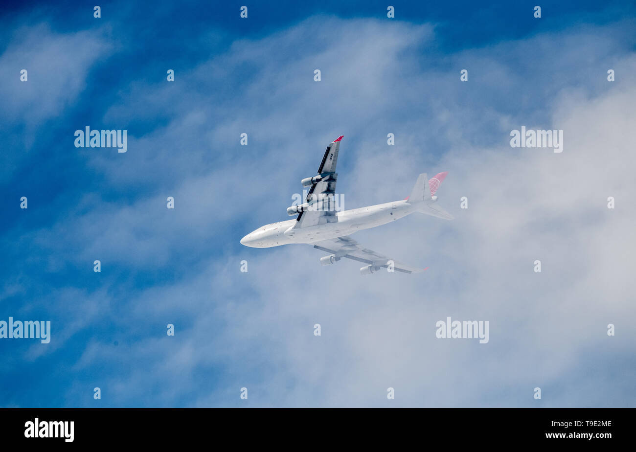 Air Cargo Global Boeing 747-433 OM-ACB-Frachtmaschine flying low durch Wolken. Stockfoto