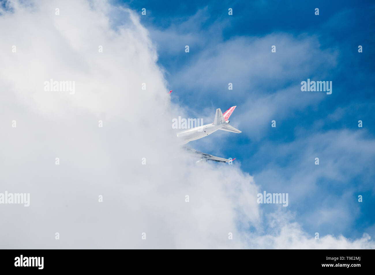 Air Cargo Global Boeing 747-433 OM-ACB-Frachtmaschine flying low durch Wolken. Stockfoto