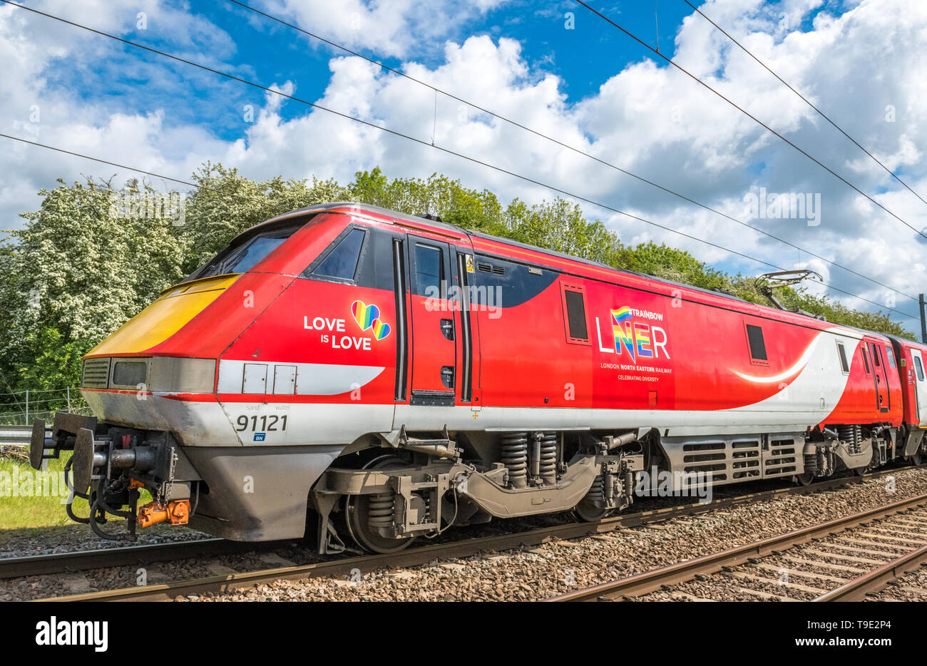 LNER trainbow Livree auf der Seite der British Rail Class 91 Lokomotive Vielfalt zu feiern. Stockfoto