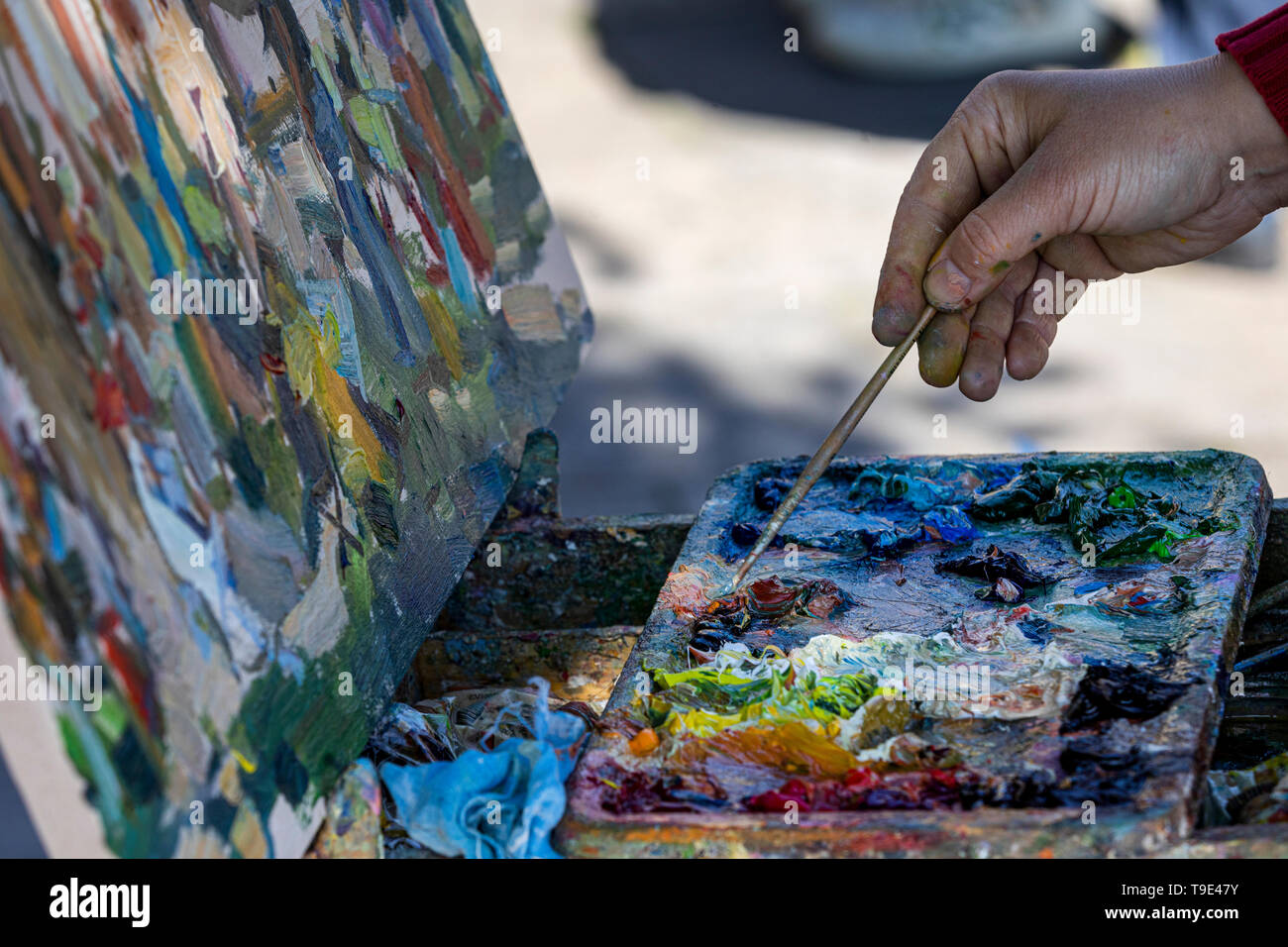 Nahaufnahme des unkenntlich Mann, Künstler Palette und Mischen von Farben beim Malen Stockfoto