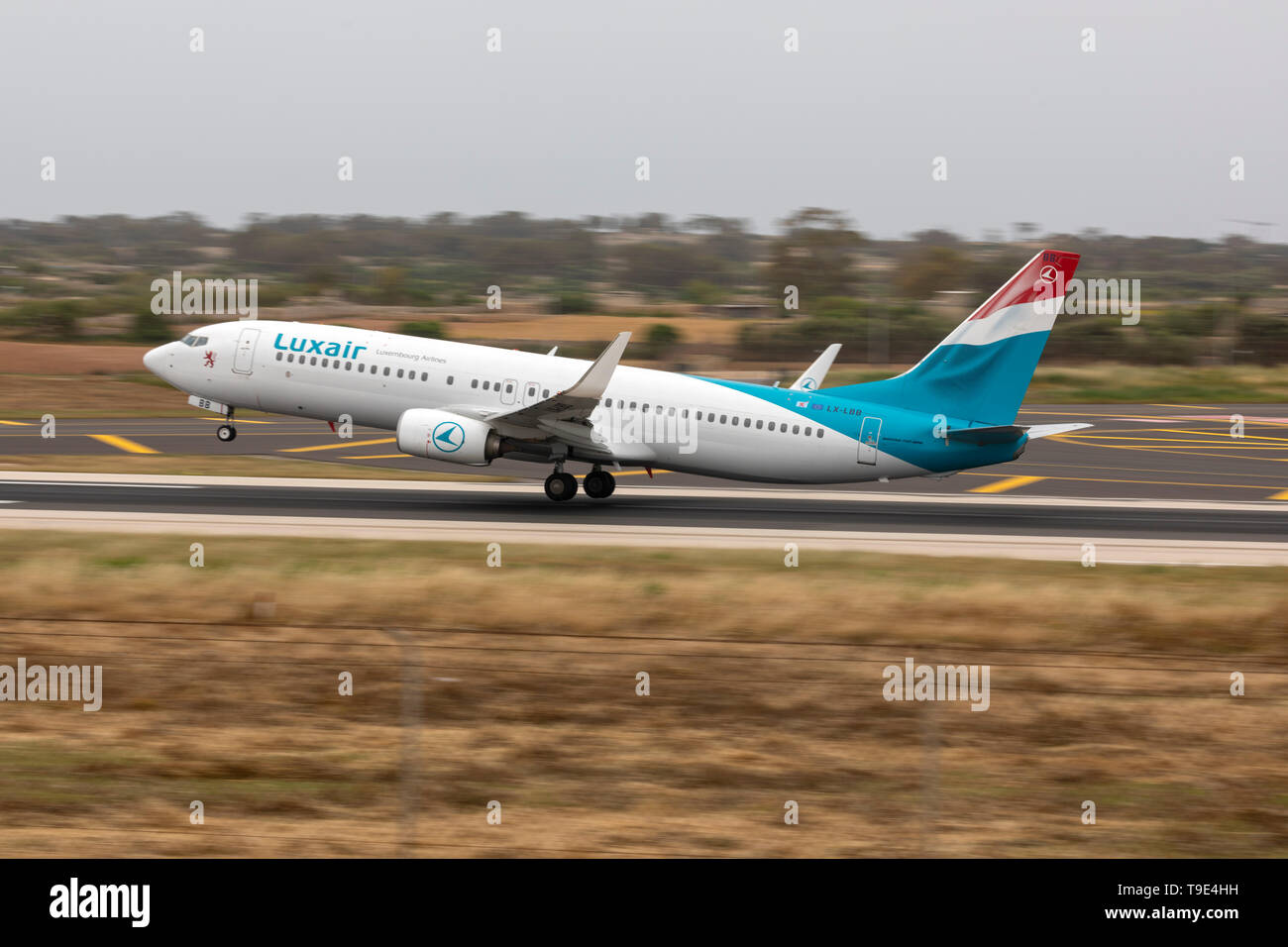 Luxair Boeing 737-86 J (REG: LX-LBB) vom Start- und Landebahn 13. Stockfoto