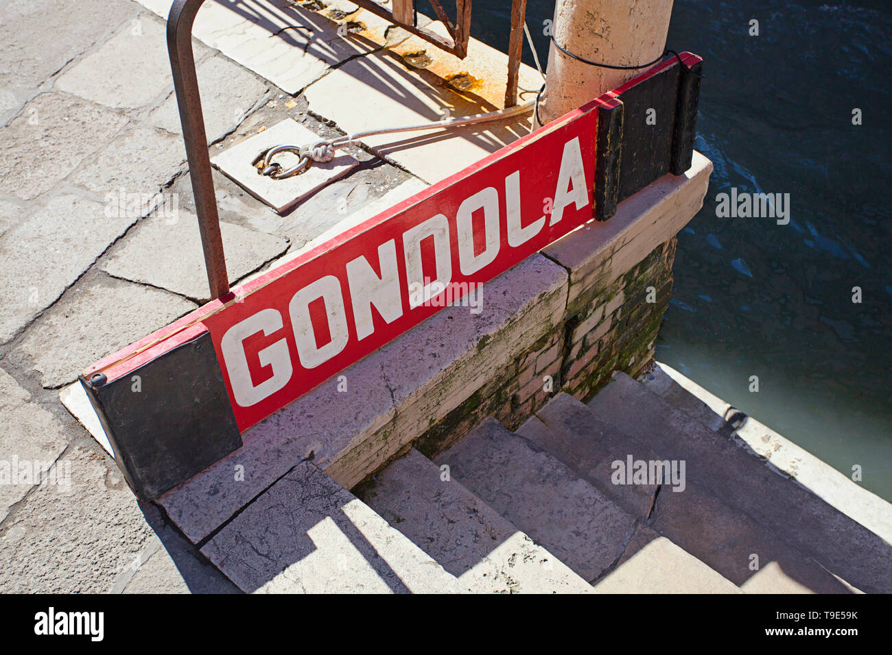 Rote und weiße Gondel anmelden Stockfoto