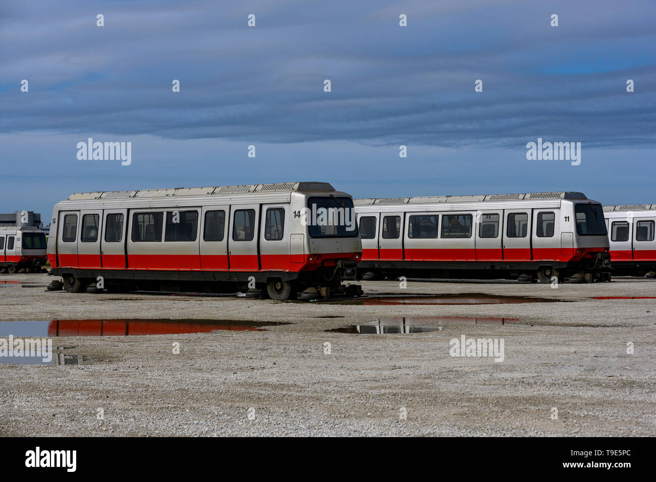 Chicago, IL, Vereinigte Staaten - 7. Mai 2019: Rentner ATS Wagen vom Flughafen Chicago O'Hare sitzen in einer der leeren Menge hinter dem Flughafen termina Stockfoto
