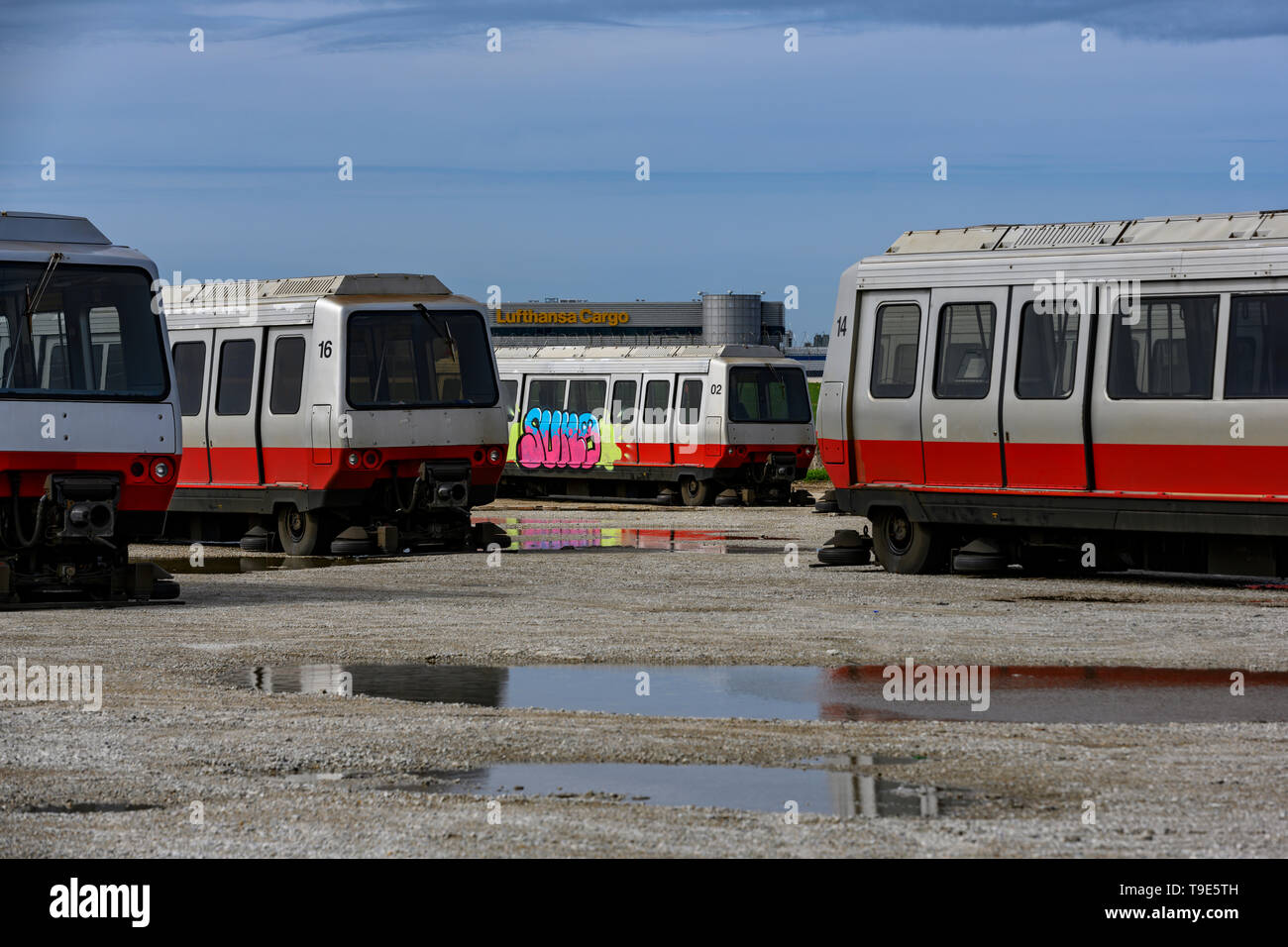 Chicago, IL, Vereinigte Staaten - 7. Mai 2019: Rentner ATS Wagen vom Flughafen Chicago O'Hare sitzen in einer der leeren Menge hinter dem Flughafen termina Stockfoto
