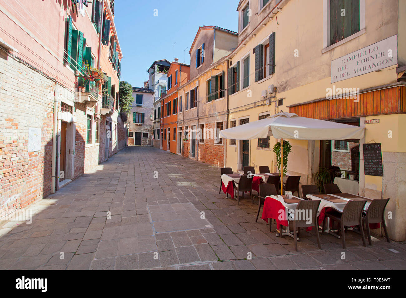 Venezianische Gasse weg und leeren Restaurant im Freien Stockfoto