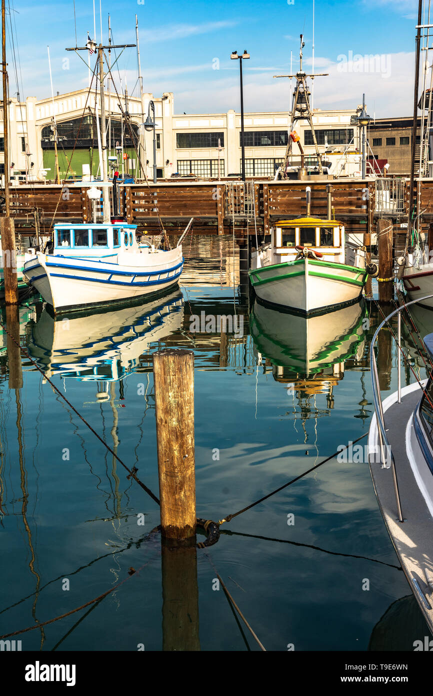 Boote im Wasser am Fisherman's Wharf, San Francisco wider Stockfoto