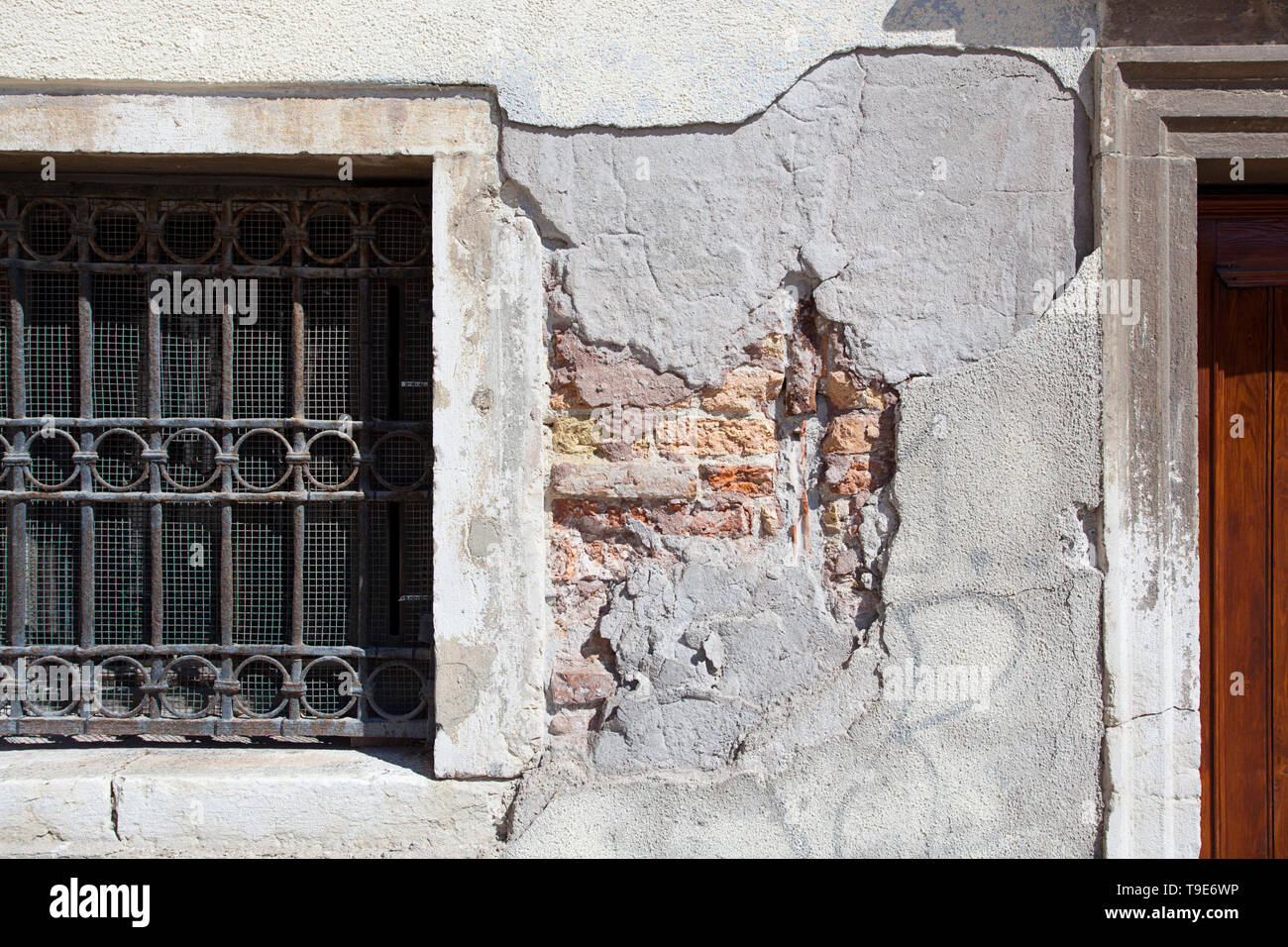 Beschädigte wand Putz abgeplatzt Fassade, Venedig, Italien Stockfoto