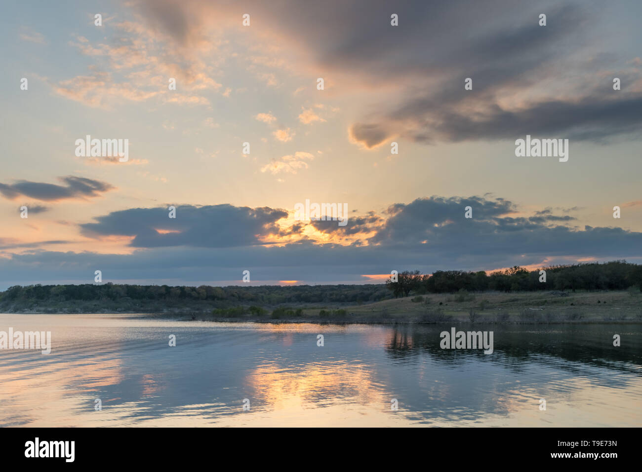Sonne hinter Gewitterwolken über große Texas See im Sommer Stockfoto