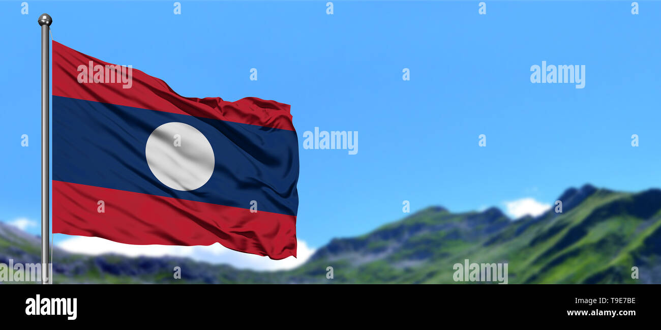 Laos Fahne winken in den blauen Himmel und grüne Felder bei Mountain Peak im Hintergrund. Thema Natur. Stockfoto