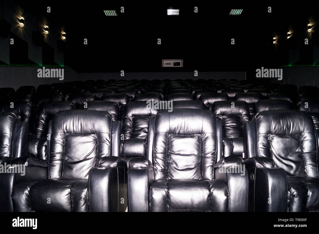 Das Innere eines modernen Kinosaal für die Wiedergabe von Film-, Show- und Unterhaltungsprogramm. Das Auditorium ist mit schwarzen Ledersesseln ausgestattet. Die Thea Stockfoto