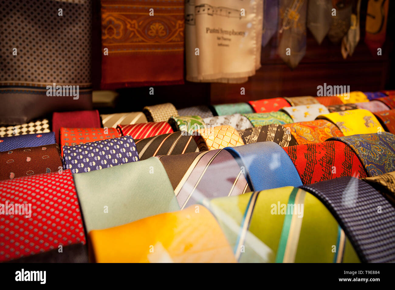 Bunte Krawatten auf Anzeige, Venedig Stockfoto
